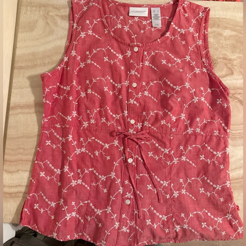 ✨NWT✨ VINTAGE LIZ CLAIBORNE WOMENS SUMMER TOP

LIGHT RED + WHITE FLOWER DETAILS
